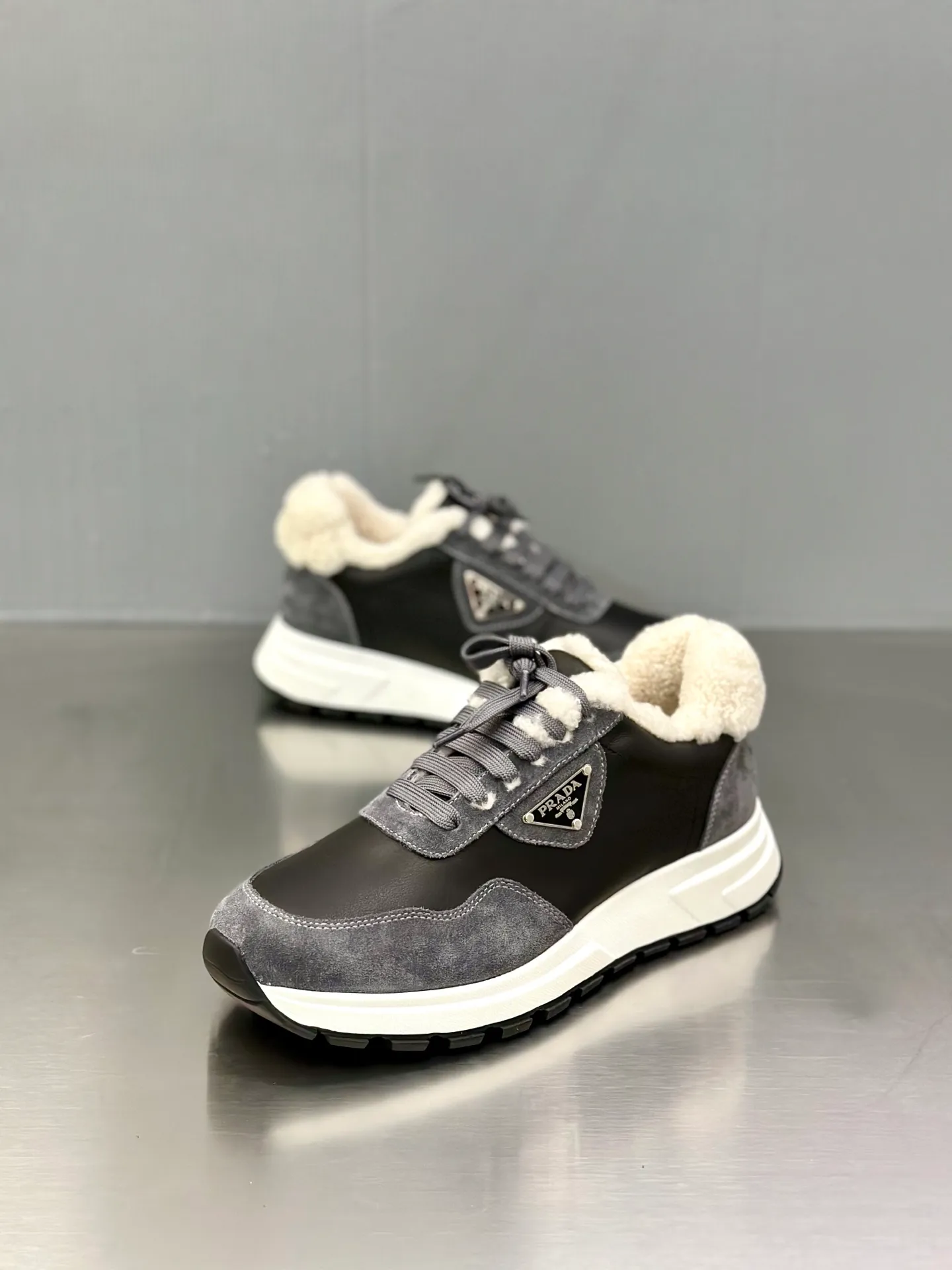 💰780 Prada/Prada men's new wool sneakers. This sneaker presents a modern version, reinterpreting the brand's archive style with clean lines and smooth details. The shoes are made of calf leather and technical fabric, with a triangular metal logo on the outside, bright TPU decoration on the heel, and a longer and padded inner heel design for a more comfortable fit. The tongue is decorated with a silk-screen logo, and is paired with a hollow rubber sole on the heel. The full cowhide lining comes standard with logo cowhide foot pads, making the upper foot taller, more comfortable, and versatile! Comes with full original packaging! Size: 39-40-41-42-43-44 standard leather shoe size (45 can be customized and does not support returns)